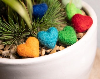 50 piezas de 2-3 cm de fieltro con aguja, mini corazones multicolores, suministros de artesanía de fieltro hechos a mano, adorno de San Valentín, suministros para manualidades DIY, comercio justo y hecho a mano