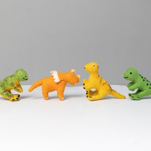 8 cm フェルト トリケラトプス & 獣脚類 | 吊り下げ恐竜オーナメント | ウール フェルト恐竜