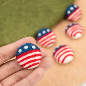 25 Pieces 4th of July Felt Ball Ornament – Handmade Patriotic Decoration for Independence Day, USA Flag-Inspired Wool Decor