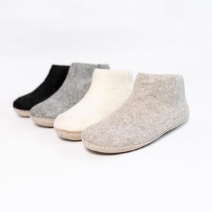 KUUMA - Gezellige en elegante huislaarzen voor dames - subtiel grijs, houtskool en wit | Natuurlijke wollen slofjes | Antisliplaarzen