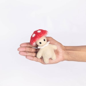 Zabawka-postać z filcowego grzybka | Ręcznie robiony grzybek z filcu wełnianego | Dekoracja leśna | Urocza ozdoba | Zabawka do odgrywania ról