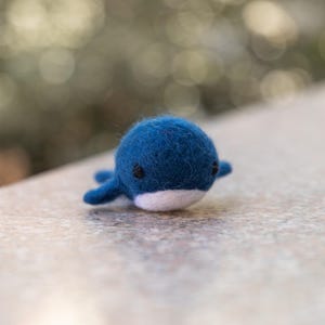 Ornamento de baleia azul de feltro feito à mão | Brinquedos educativos de feltro | Decoração de berçário de baleias | Guirlanda de baleias de feltro | Móbile subaquático