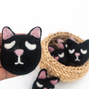 Tête de chat fantasmagorique noire en feutre de laine | Ornement de jouet pour chat noir | Guirlande de têtes de chat en feutre pour décorations d'Halloween