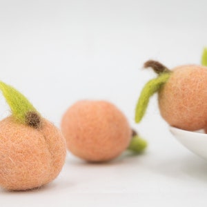 20 Stück von 100% Wollfilz Peaches gefilzte Früchte mit grünem Blatt für Bastelbedarf - 3 CM und 5 CM: Ethisch handgefertigt & fair gehandelt