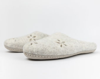 Light Grey Boiled Wool Felt Indoor House slippers with Flower Design