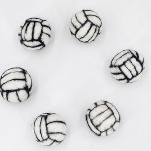 25 Stück Großer Wolle Volley Ball Hand Gefilzte Schwarz und Weiß Lernspiel Ball: Fair gehandelte und ethisch handgemacht