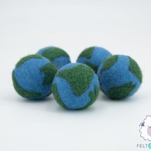 30 Stück Wollfilz Kugel blau handgenadelt gefilzt Globus Wohndeko Bastelbedarf: Fair Trade & Handmade