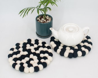 Handgemaakte zwart-wit geruite ronde wolvilt Pom Pom onderzetter | Inwijdingsfeestgeschenken | Absorberende onderzetters voor tafel | Vilten keukengerei