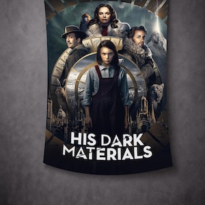 Puede incluir: Un tapiz negro con el texto "HIS DARK MATERIALS" en blanco. La imagen muestra a varios personajes de la serie, incluida una joven con peto, sobre un fondo de reloj y montaña nevada.