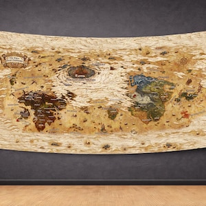 Puede incluir: Un gran tapiz rectangular que representa un mapa del mundo detallado de estilo antiguo. El mapa presenta varias masas terrestres en tonos marrones, beige y verdes, con etiquetas e ilustraciones. El tapiz está colgado en una pared gris oscuro.