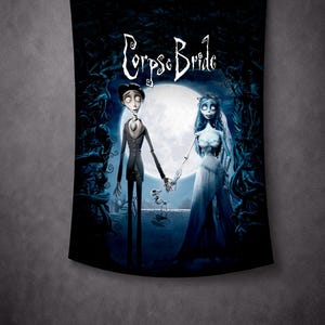 以下が含まれることがあります： 映画「ティム・バートンのコープスブライド」のキャラクターが描かれた黒いタペストリー。 骸骨の男性と女性が満月の前で手をつないでいる様子が描かれています。 映画のタイトルは上部に白い文字で書かれています。