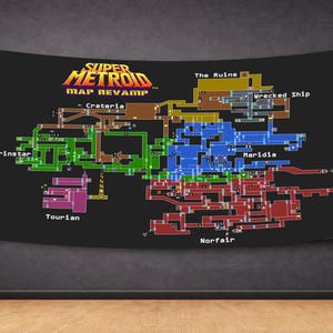 Könnte beinhalten: Schwarze Wandtapete mit einer farbenfrohen Karte des Spiels Super Metroid. Die Karte ist mit Orten wie Brinstar und Norfair beschriftet. Das Logo des Spiels befindet sich oben.