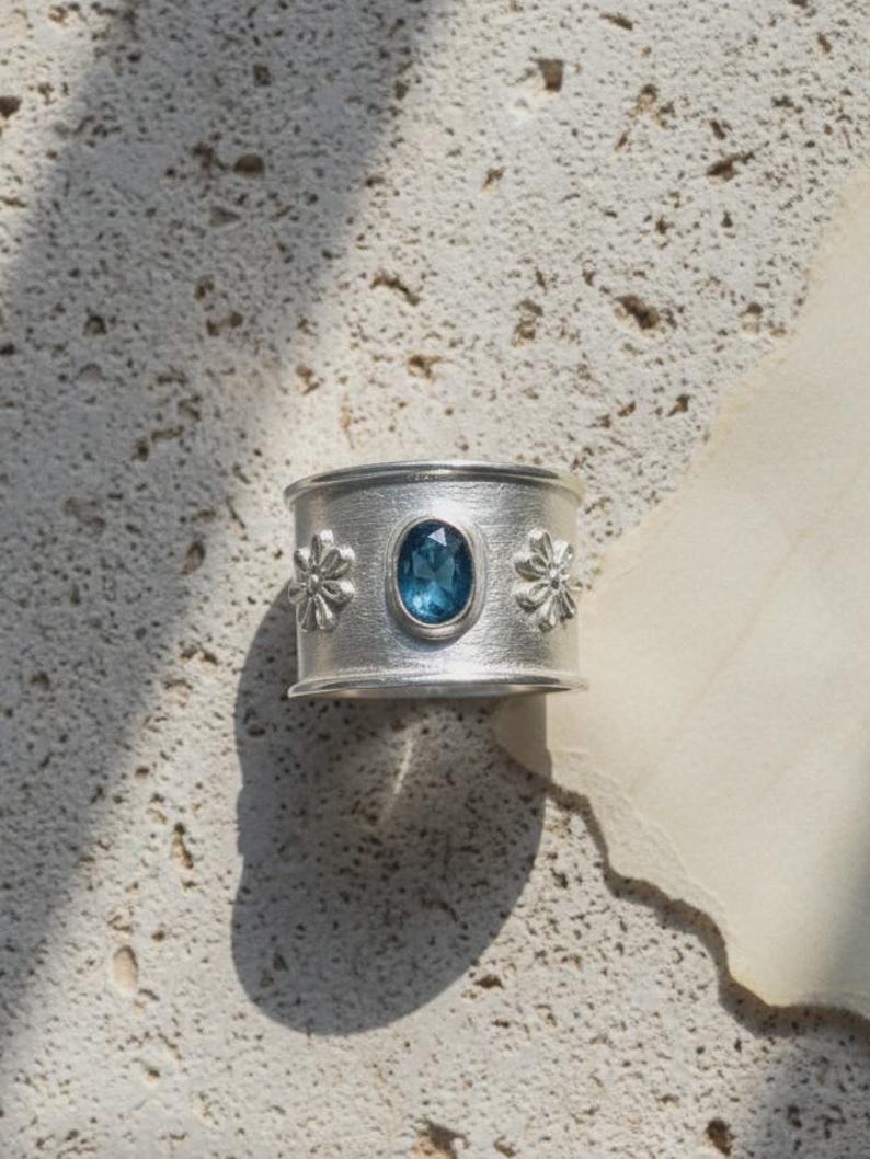 Anillo de topacio azul de plata de ley 925, anillo ajustable hecho a mano con filigrana para mujer, anillo llamativo con piedra azul, regalo de joyería artesanal de plata imagen 1