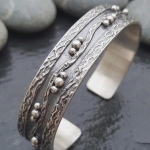 Armreif aus oxidiertem Sterlingsilber für Damen, handgefertigt, strukturiert, offen, granuliertes 925er Silber, verstellbar, Geschenk vom Kunsthandwerker Bild 3