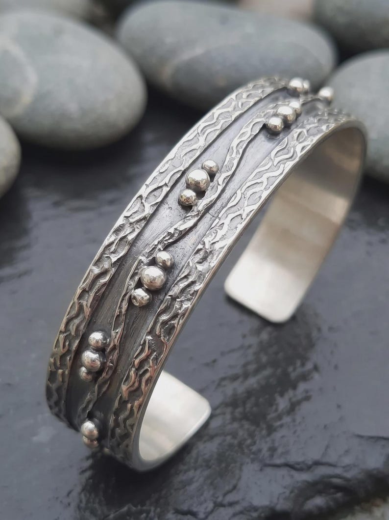 Armreif aus oxidiertem Sterlingsilber für Damen, handgefertigt, strukturiert, offen, granuliertes 925er Silber, verstellbar, Geschenk vom Kunsthandwerker Bild 3