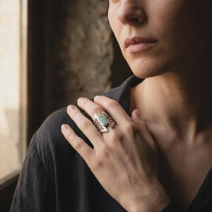 Anillo de piedra turquesa en plata de ley 925, anillo de filigrana hecho a mano para mujer, delicado anillo de piedra preciosa, regalo único de joyería artesanal de plata imagen 2