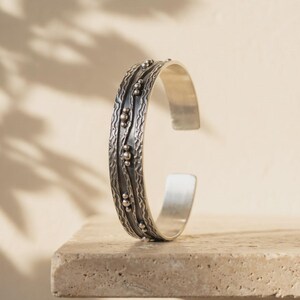 Armreif aus oxidiertem Sterlingsilber für Damen, handgefertigt, strukturiert, offen, granuliertes 925er Silber, verstellbar, Geschenk vom Kunsthandwerker Bild 2