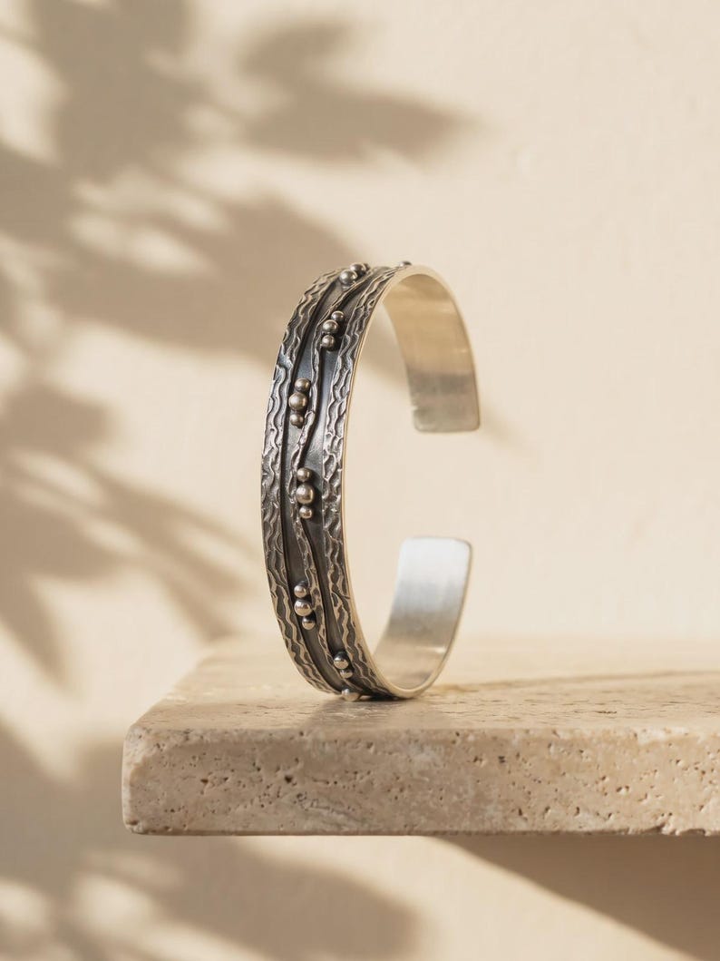 Armreif aus oxidiertem Sterlingsilber für Damen, handgefertigt, strukturiert, offen, granuliertes 925er Silber, verstellbar, Geschenk vom Kunsthandwerker Bild 2