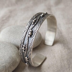 Armreif aus oxidiertem Sterlingsilber für Damen, handgefertigt, strukturiert, offen, granuliertes 925er Silber, verstellbar, Geschenk vom Kunsthandwerker Bild 4