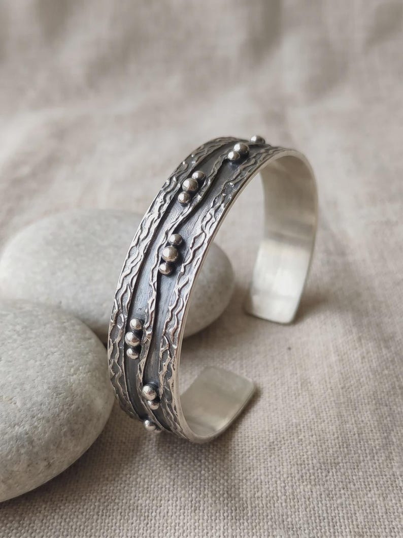 Armreif aus oxidiertem Sterlingsilber für Damen, handgefertigt, strukturiert, offen, granuliertes 925er Silber, verstellbar, Geschenk vom Kunsthandwerker Bild 4