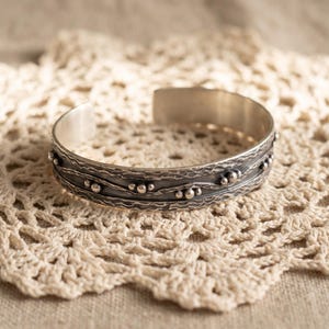 Armreif aus oxidiertem Sterlingsilber für Damen, handgefertigt, strukturiert, offen, granuliertes 925er Silber, verstellbar, Geschenk vom Kunsthandwerker Bild 6