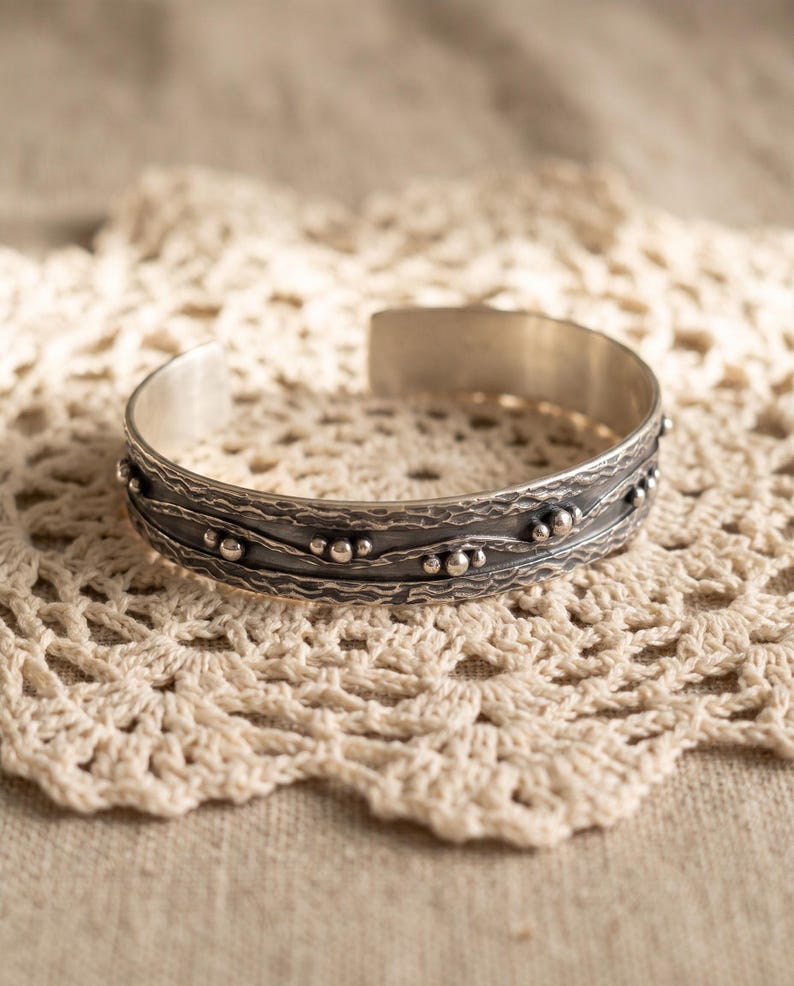 Armreif aus oxidiertem Sterlingsilber für Damen, handgefertigt, strukturiert, offen, granuliertes 925er Silber, verstellbar, Geschenk vom Kunsthandwerker Bild 6