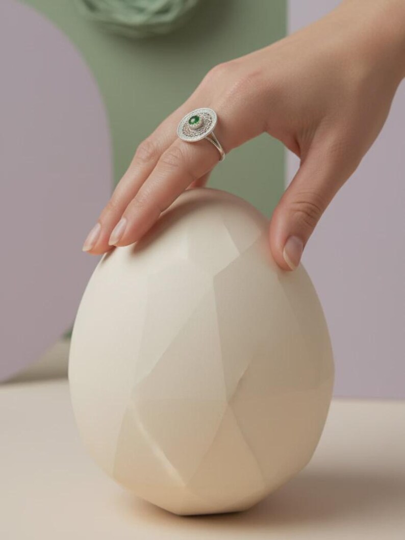 Anel de Turmalina em Prata de Lei 925, Anel Artesanal com Design Orgânico em Filigrana, Anel com Gema Natural para Mulheres, Joia Artesanal Exclusiva. imagem 4