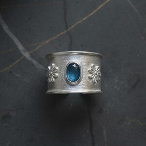 Anillo de topacio azul de plata de ley 925, anillo ajustable hecho a mano con filigrana para mujer, anillo llamativo con piedra azul, regalo de joyería artesanal de plata imagen 4