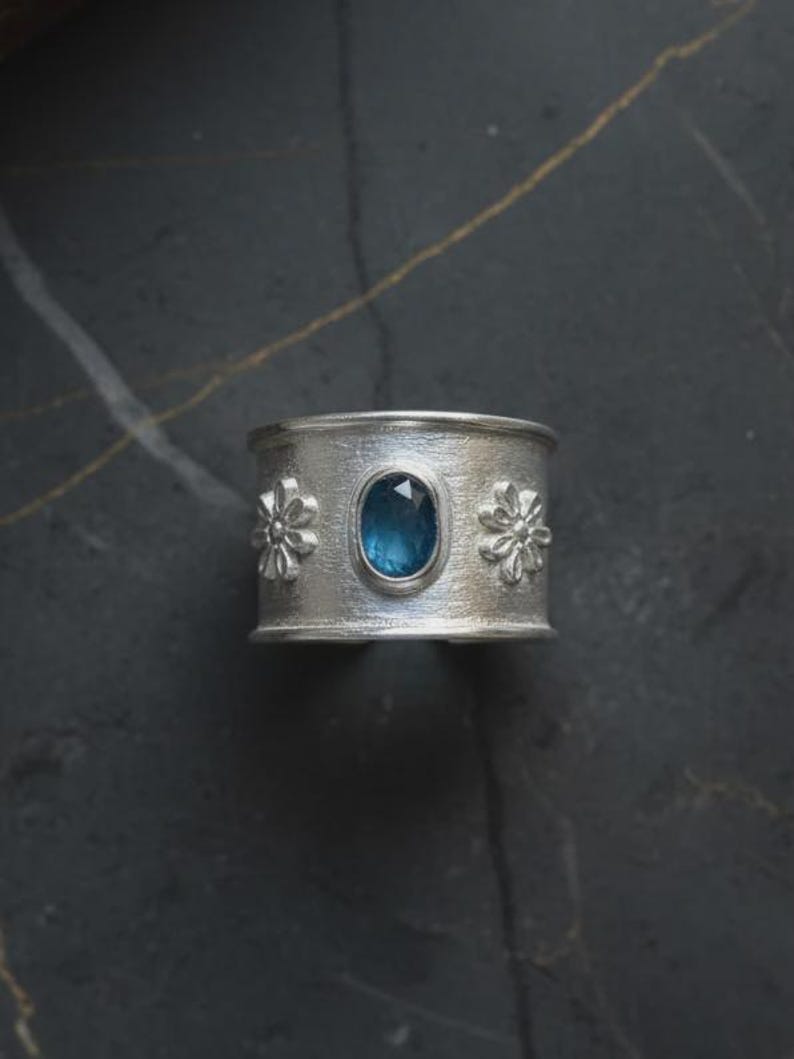 Anillo de topacio azul de plata de ley 925, anillo ajustable hecho a mano con filigrana para mujer, anillo llamativo con piedra azul, regalo de joyería artesanal de plata imagen 4