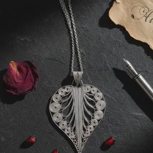 Liefdesknoopketting van 925 sterling zilver, handgemaakte filigraan hartvormige hanger, romantische ketting voor haar, jubileumcadeau, handgemaakte sieraden afbeelding 1