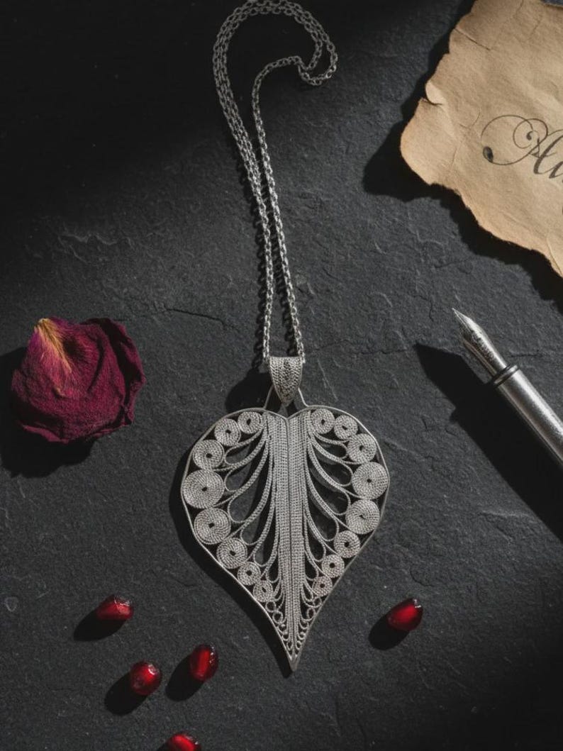 Liefdesknoopketting van 925 sterling zilver, handgemaakte filigraan hartvormige hanger, romantische ketting voor haar, jubileumcadeau, handgemaakte sieraden afbeelding 1