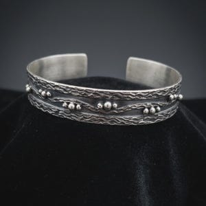 Armreif aus oxidiertem Sterlingsilber für Damen, handgefertigt, strukturiert, offen, granuliertes 925er Silber, verstellbar, Geschenk vom Kunsthandwerker Bild 1