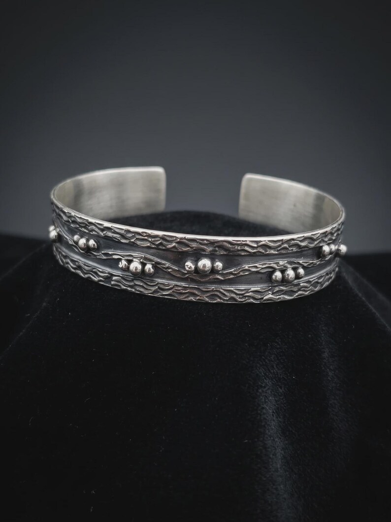 Armreif aus oxidiertem Sterlingsilber für Damen, handgefertigt, strukturiert, offen, granuliertes 925er Silber, verstellbar, Geschenk vom Kunsthandwerker Bild 1
