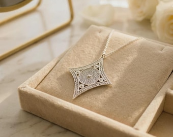 Filigrane Halskette aus Sterlingsilber, handgefertigte Halskette mit Anhänger aus 925er Silber für Damen, elegante Telkari-Halskette mit Spitze, exklusives Schmuckgeschenk