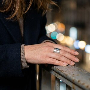 Anillo de topacio azul de plata de ley 925, anillo ajustable hecho a mano con filigrana para mujer, anillo llamativo con piedra azul, regalo de joyería artesanal de plata imagen 9