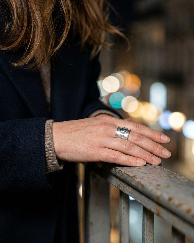 Anillo de topacio azul de plata de ley 925, anillo ajustable hecho a mano con filigrana para mujer, anillo llamativo con piedra azul, regalo de joyería artesanal de plata imagen 9
