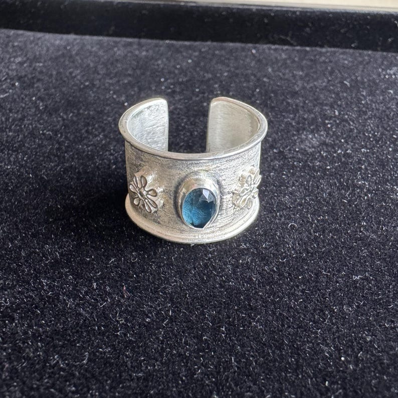 Anillo de topacio azul de plata de ley 925, anillo ajustable hecho a mano con filigrana para mujer, anillo llamativo con piedra azul, regalo de joyería artesanal de plata imagen 11