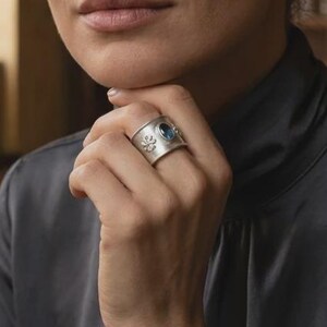 Anillo de topacio azul de plata de ley 925, anillo ajustable hecho a mano con filigrana para mujer, anillo llamativo con piedra azul, regalo de joyería artesanal de plata imagen 3