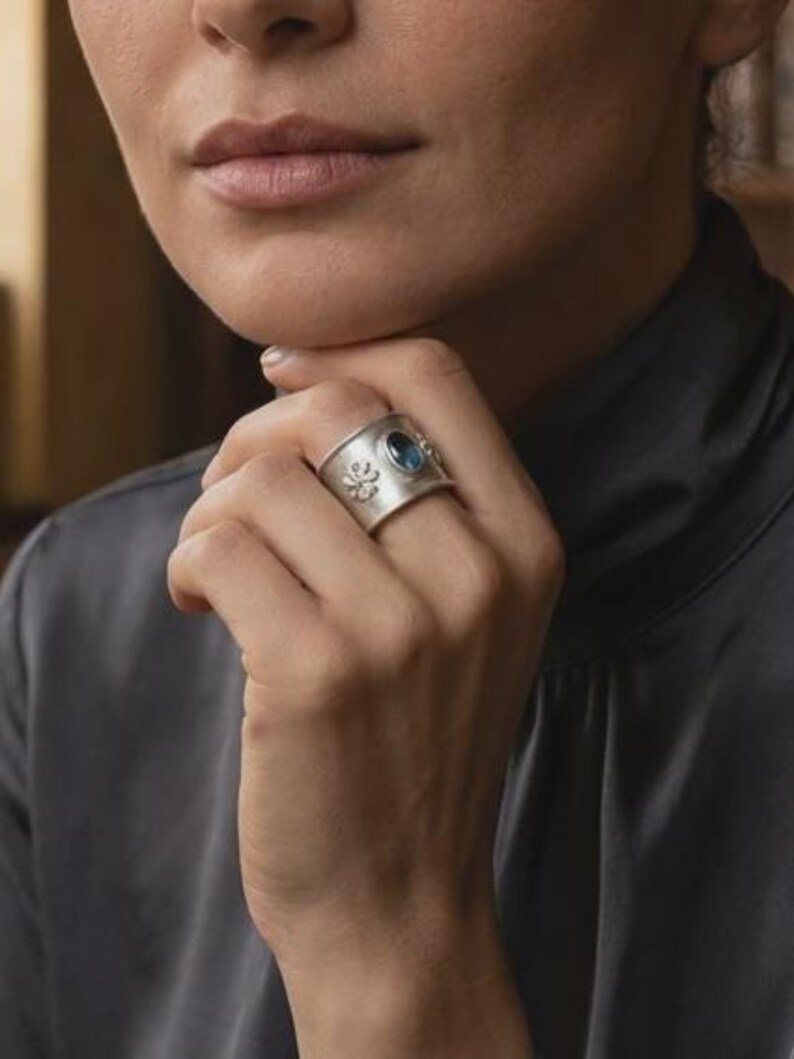 Anillo de topacio azul de plata de ley 925, anillo ajustable hecho a mano con filigrana para mujer, anillo llamativo con piedra azul, regalo de joyería artesanal de plata imagen 3