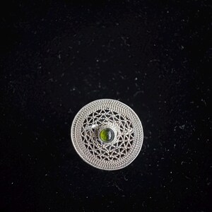 Anel de Turmalina em Prata de Lei 925, Anel Artesanal com Design Orgânico em Filigrana, Anel com Gema Natural para Mulheres, Joia Artesanal Exclusiva. imagem 5