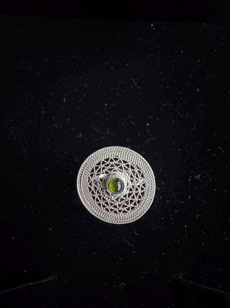 Anel de Turmalina em Prata de Lei 925, Anel Artesanal com Design Orgânico em Filigrana, Anel com Gema Natural para Mulheres, Joia Artesanal Exclusiva. imagem 5