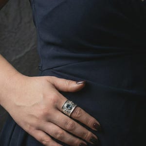 Anillo de topacio azul de plata de ley 925, anillo ajustable hecho a mano con filigrana para mujer, anillo llamativo con piedra azul, regalo de joyería artesanal de plata imagen 2