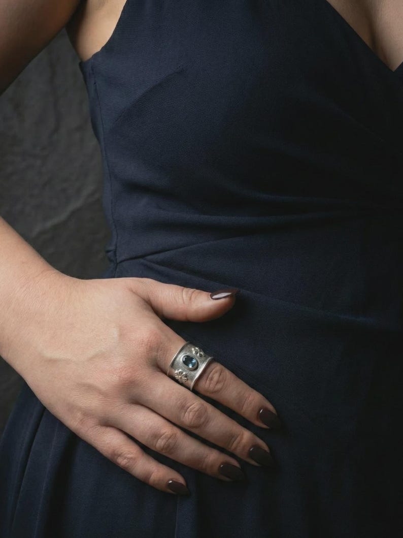 Anillo de topacio azul de plata de ley 925, anillo ajustable hecho a mano con filigrana para mujer, anillo llamativo con piedra azul, regalo de joyería artesanal de plata imagen 2
