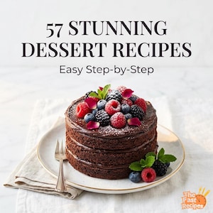Puede incluir: Un pastel de chocolate en capas, adornado con bayas frescas, menta y pétalos de rosa, se presenta en un plato blanco con borde dorado. La imagen incluye el texto "57 Stunning Dessert Recipes" y "Easy Step-by-Step". También se ven un tenedor y una servilleta.