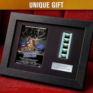 Könnte beinhalten: Gerahmtes Star Wars: Das Imperium schlägt zurück Filmplakat und Filmzelle. Der schwarze Rahmen enthält das Poster, den Filmstreifen und eine Plakette mit der Aufschrift "Original Film Cell Limited Edition Private Collections". Der Text "UNIQUE GIFT" befindet sich oben.