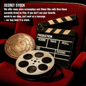 Pode incluir: Natureza morta de produ&ccedil;&atilde;o cinematogr&aacute;fica com uma claquete, uma bobina de filme e uma lata de filme. A claquete &eacute; preta com texto branco, e a bobina &eacute; prateada. O fundo &eacute; um assento de cinema vermelho.