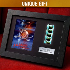 Puede incluir: Obra de arte enmarcada en negro con un póster de la película "A Nightmare on Elm Street 4: The Dream Child" y una tira de celuloide. El marco tiene el texto "UNIQUE GIFT" en la parte superior y una etiqueta que dice "ORIGINAL FILM CELL LIMITED EDITION PRIVATE COLLECTIONS."