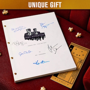 Puede incluir: Un guion blanco con firmas, el título "True Detective" y el texto "Chapter One: Long Bright Dark" se muestra sobre una superficie roja. También se ven una entrada de cine y palomitas de maíz. Las palabras "UNIQUE GIFT" están en la parte superior.