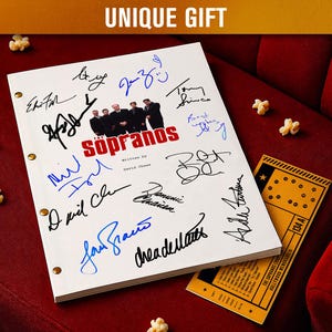 Puede incluir: Un guion blanco con firmas y el título "Sopranos" en rojo. El guion está sobre una superficie roja con palomitas de maíz y un boleto amarillo. El texto "UNIQUE GIFT" está en la parte superior.