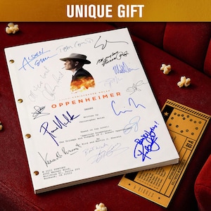 Puede incluir: Un guion de la película "Oppenheimer" con múltiples firmas, un retrato de un hombre con sombrero y una entrada de cine. El guion está en papel blanco con sujetadores de latón. El texto "UNIQUE GIFT" está en la parte superior.